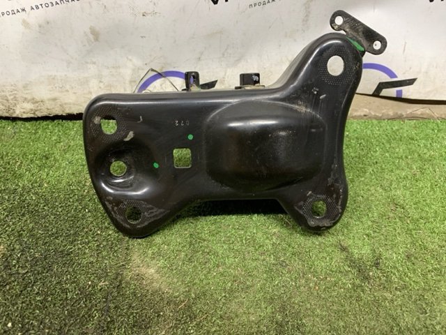 Кронштейн задньої балки 5QM501545 VAG