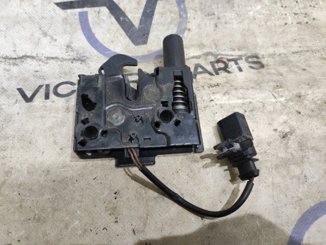 Замок кришки капота 83A823509 VAG