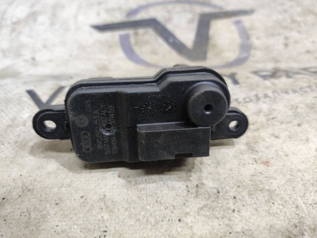 Мотор-привід відкриття лючка бака 8V0862153A VAG