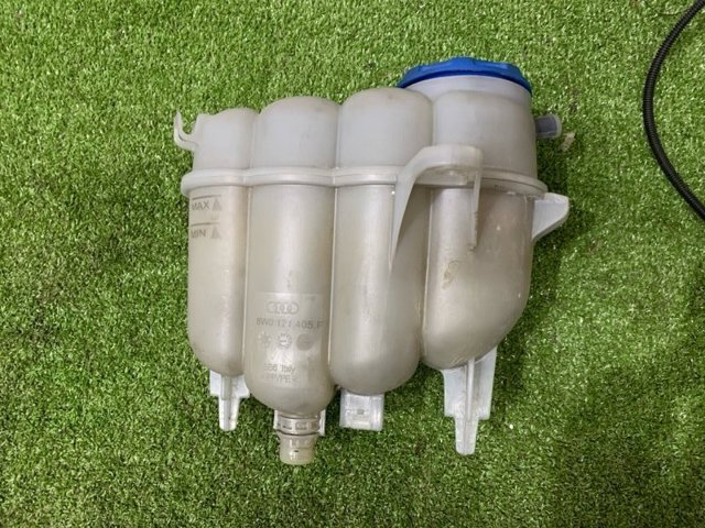 Розширювальний бачок охолодження 8W0121405F VAG