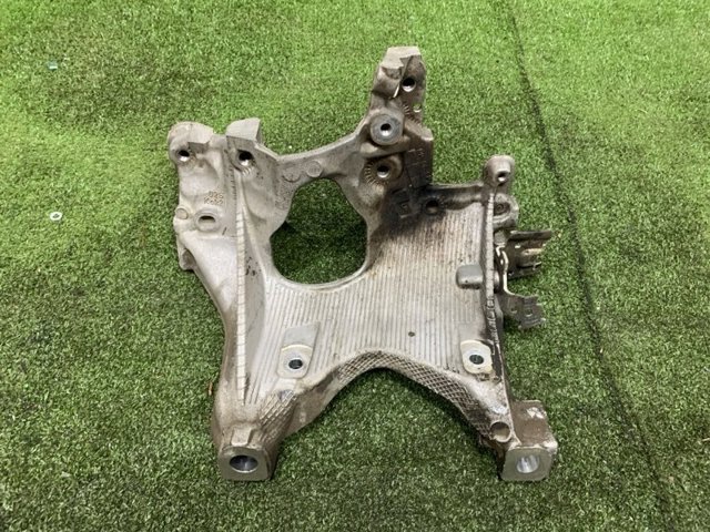 Кронштейн передньої балки 8W0399296E VAG