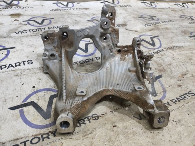 Кронштейн передньої балки 8W0399296E VAG