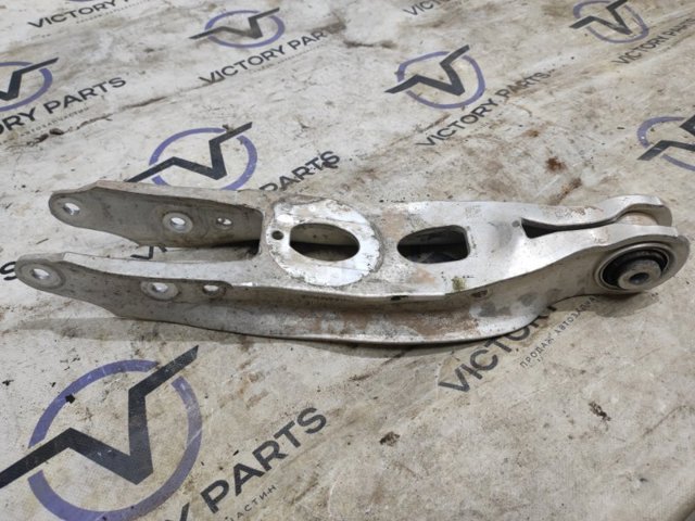 Важіль задньої підвіски нижній, лівий/правий 8W0505311H VAG