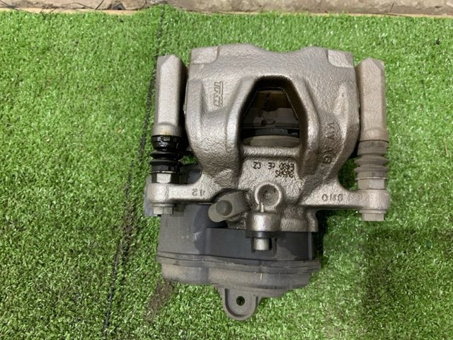 Задній гальмівний супорт лівий 8W0615403 VAG