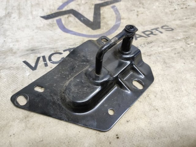 Стояк-гак замка капота 8W0823186D VAG