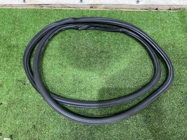 Ущільнювач дверей передніх, на (кузові) 8W0831721C VAG