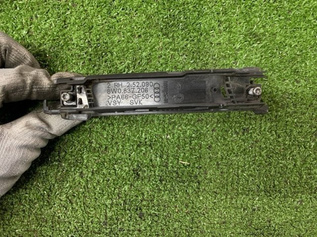 Ручка двері правою зовнішня перед/зад 8W0837206 VAG