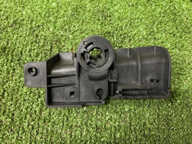 Кронштейн ручки відкривання капота 8W1823633C VAG