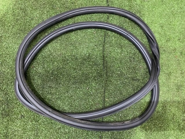 Ущільнювач дверей задніх, (на кузові) 8W5833721C VAG
