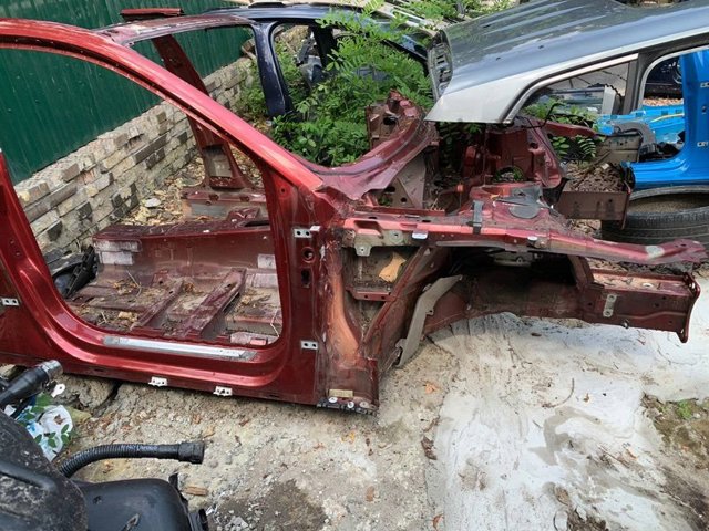 Отвір передніх правих дверей 8W8809840 VAG