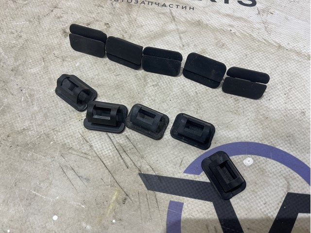 Кліпса термоізоляції капота LR027039 LAND ROVER