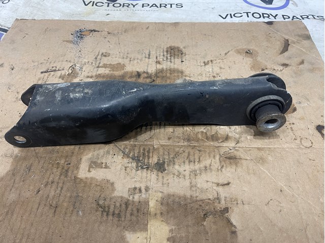 Балансир задній нижній, правий LR037702 LAND ROVER