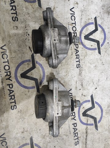 Подушка (опора) двигуна, ліва/права LR056882 LAND ROVER