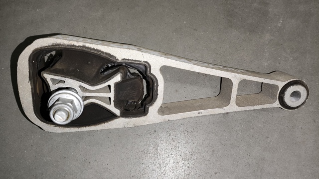 Подушка (опора) двигуна, права верхня K8D26P082AB LAND ROVER