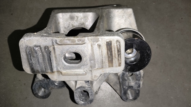 Кронштейн подушки (опори) двигуна, правої LR114215 LAND ROVER