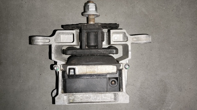Подушка (опора) двигуна, передня LR128245 LAND ROVER