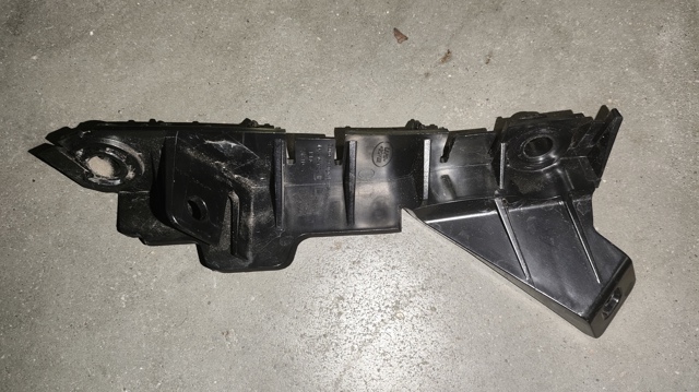 Праве кріплення переднього бампера LR137781 LAND ROVER