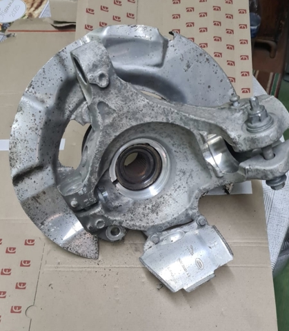 Цапфа передня ліва LR166003 LAND ROVER