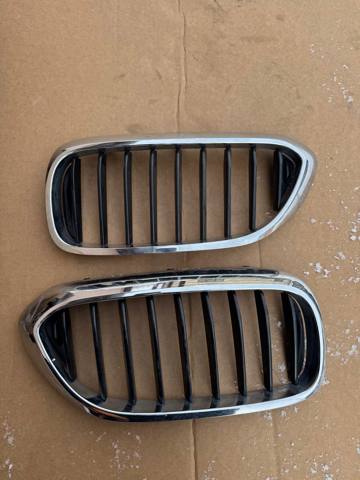 Решітка радіатора права 51137383520 BMW