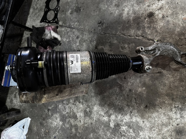 Амортизатор передній 4M0616039AC VAG
