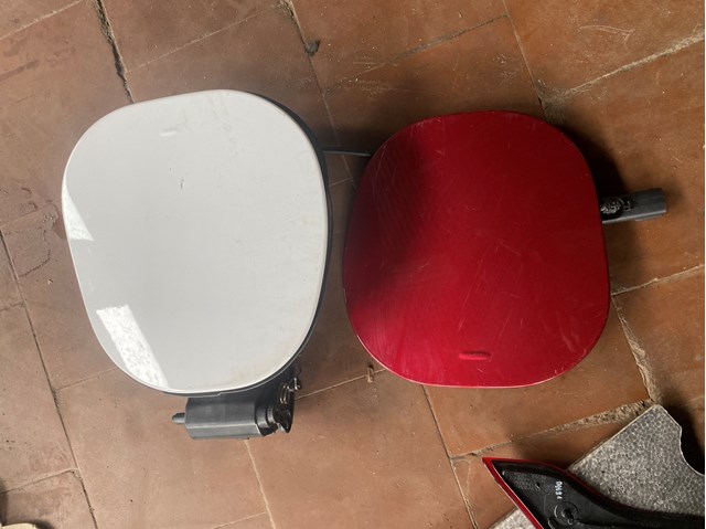 Лючок порту зарядки автомобіля 42676631 GM