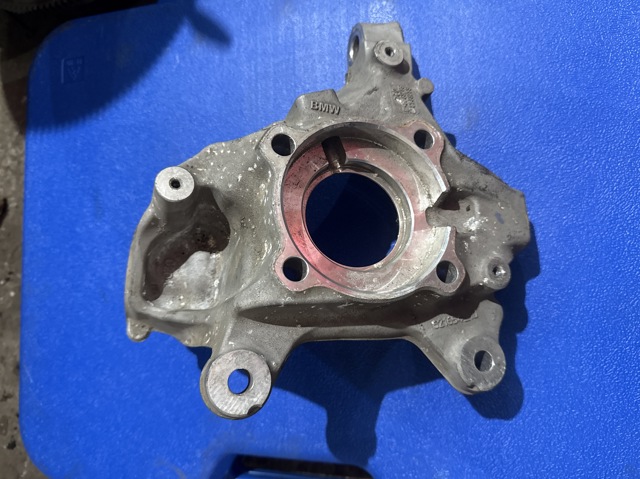 Кулак поворотний передній лівий 31216876643 BMW
