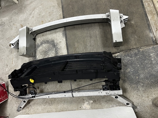 Рамка радіатора верхня 31425937 VOLVO