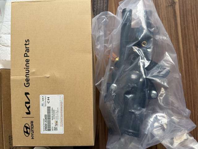 Кожух термостата 256002G400 HYUNDAI