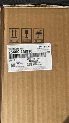 Корпус термостата в зборі 256002M810 HYUNDAI
