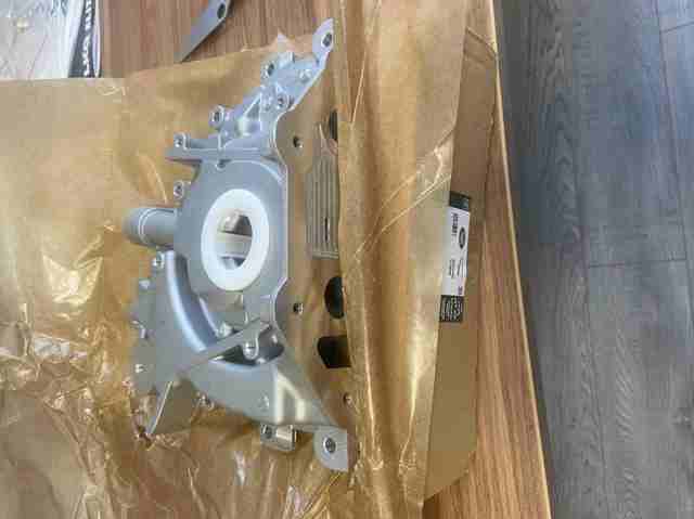 Насос масляний AJ814060 LAND ROVER