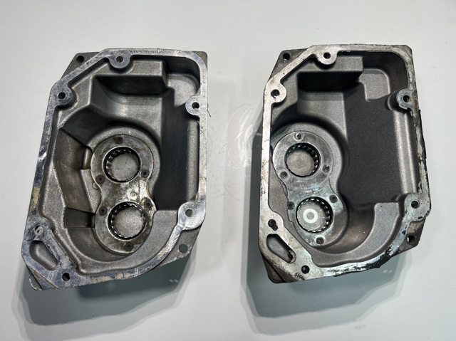 Кришка коробки передач, задня 02U301201C VAG