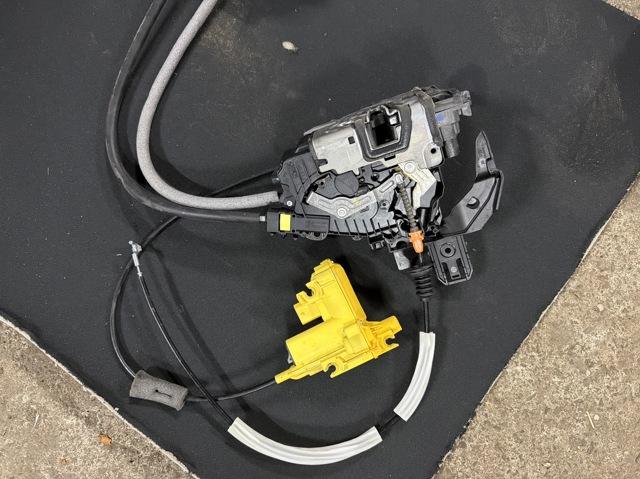 Замок водійських дверей A0997209901 MERCEDES