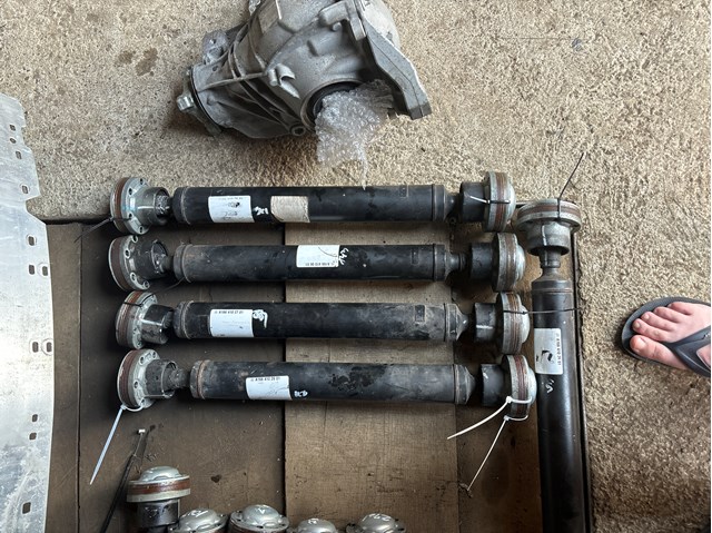 Вал карданний, передній A1664102601 MERCEDES