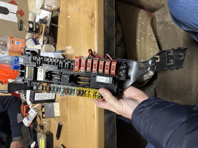 Корпус запобіжників A1665402350 MERCEDES