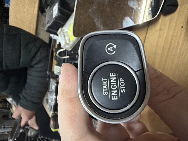 Кнопка запуску двигуна A1679054901 MERCEDES