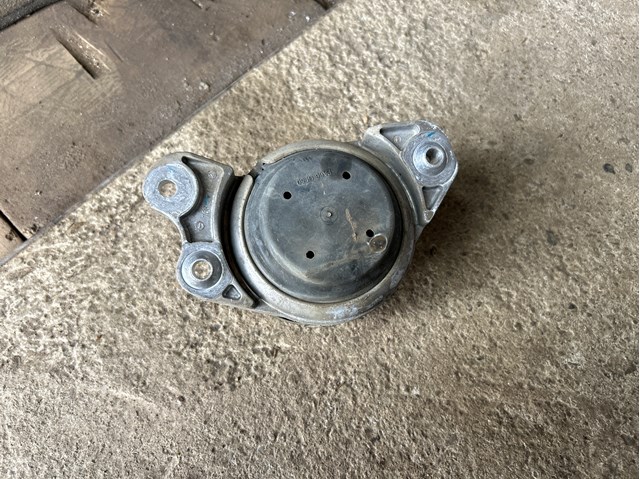 Ліва подушка двигуна A2052404900 MERCEDES