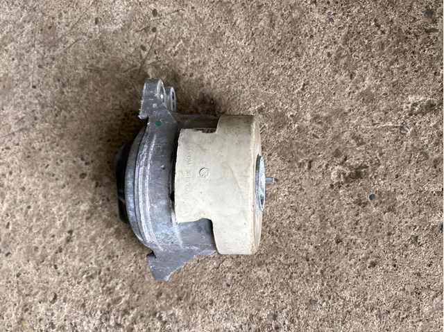 Права подушка мотора A2052405000 MERCEDES