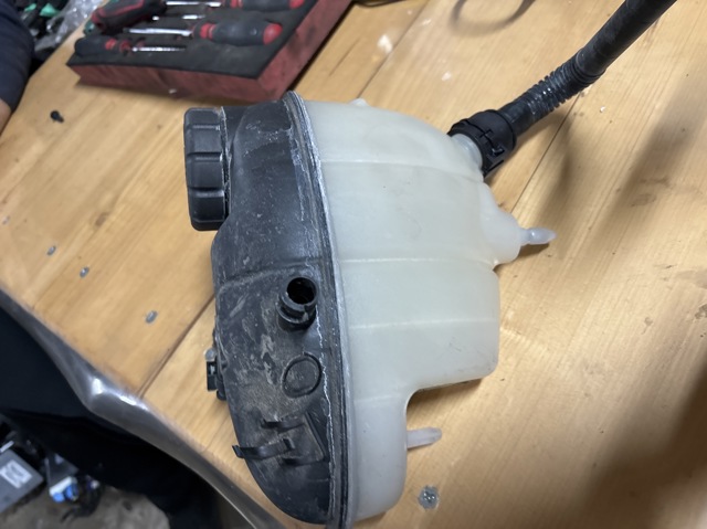 Водяний бачок системи охолодження A2225000949 MERCEDES