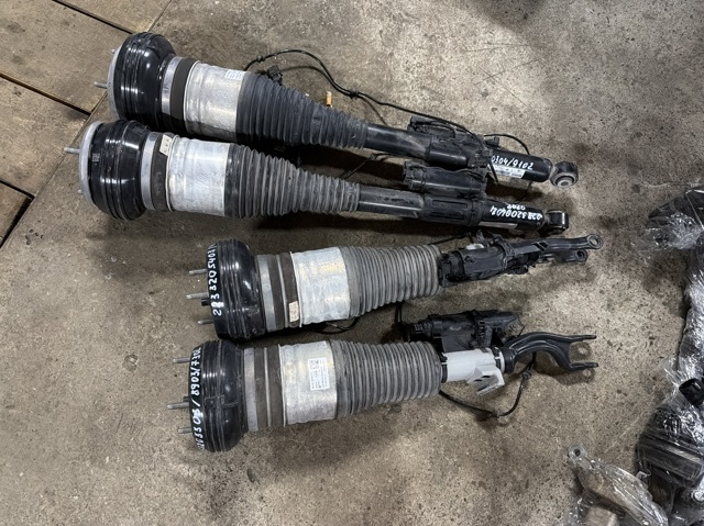 Стійка передня права A2233205403 MERCEDES