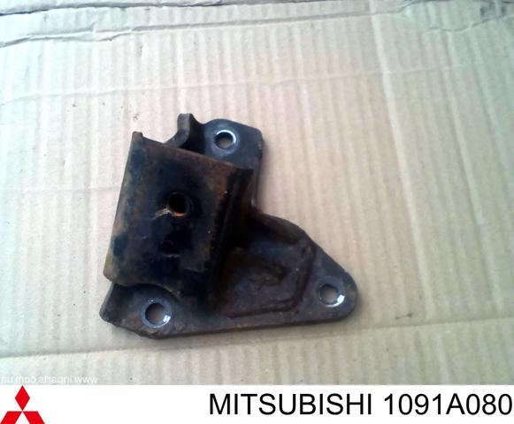 Кронштейн подушки (опори) двигуна, правої 1091A080 MITSUBISHI