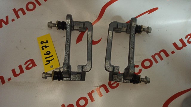 Скоба гальмівного заднього супорта 4772202111 TOYOTA