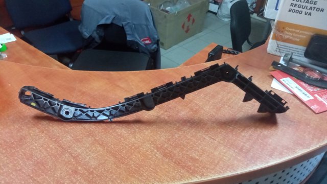 Ліве кріплення заднього бампера 5215660100 TOYOTA