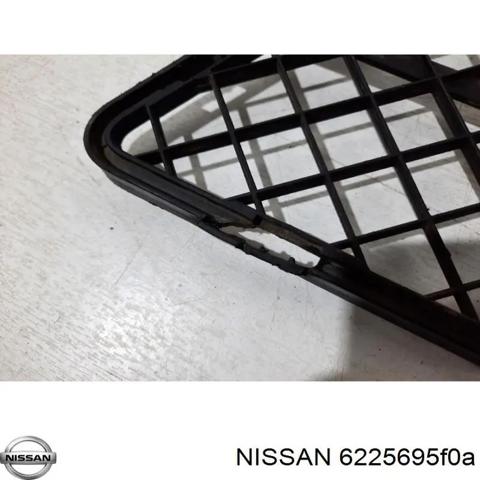 Решітка переднього бампера 6225695F0A NISSAN