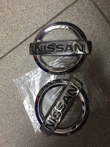 Емблема кришки багажника, фірмовий значок 90890AX600 NISSAN