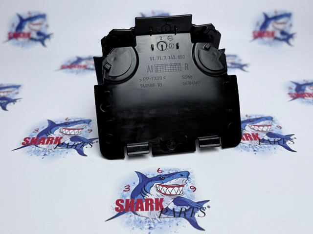 Лючок підкрилка переднього правого 51717143850 BMW