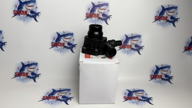 Корпус термостата в зборі LR006071 LAND ROVER
