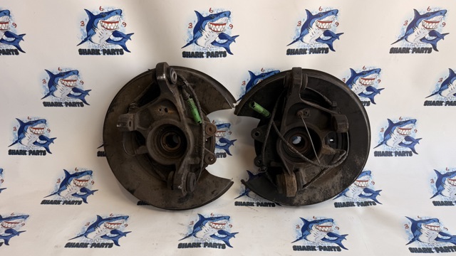 Цапфа поворотна ліва LR012741 LAND ROVER