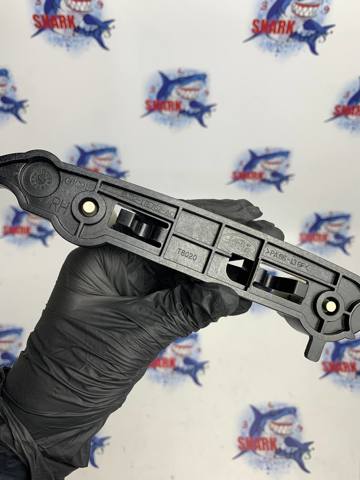 Кронштейн бампера переднього, правий LR034210 LAND ROVER