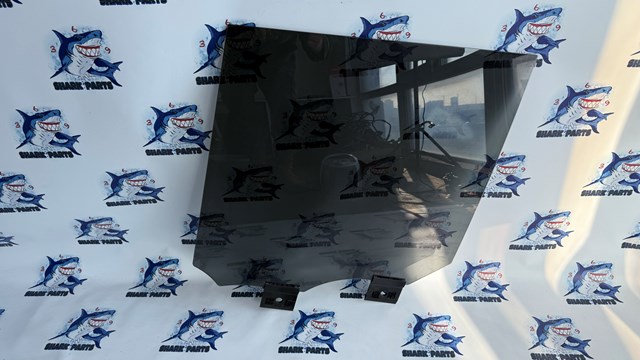 Скло задньої двері лівої LR052678 LAND ROVER