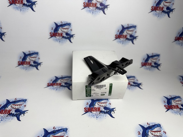Кронштейн бампера переднього LR093501 LAND ROVER
